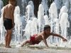 Жителей Кишинева призывают не купаться в фонтанах
