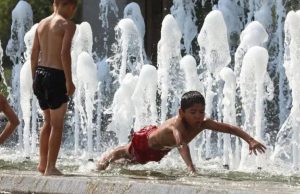 Жителей Кишинева призывают не купаться в фонтанах