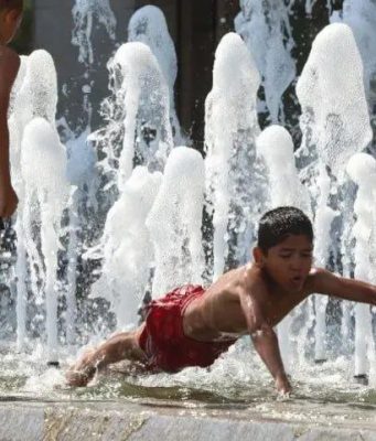 Жителей Кишинева призывают не купаться в фонтанах