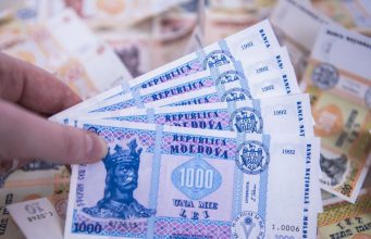 Средняя зарплата в Молдове превысила 15 тысяч леев