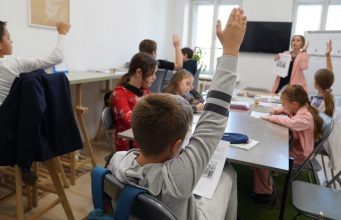 Для школьников и студентов рома выделили 120 стипендий