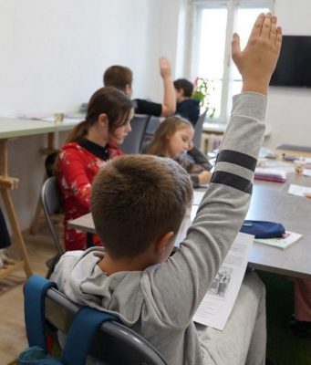 Для школьников и студентов рома выделили 120 стипендий