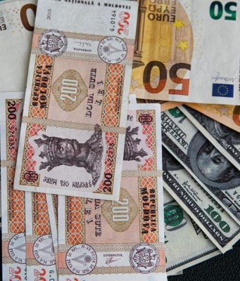 Население Молдовы спасают валютные запасы на фоне экономической нестабильности