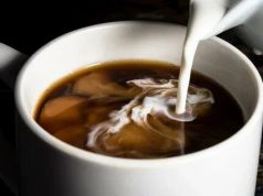 Врачи предупреждают: капля молока в кофе уничтожает все его полезные свойства
