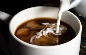 Врачи предупреждают: капля молока в кофе уничтожает все его полезные свойства