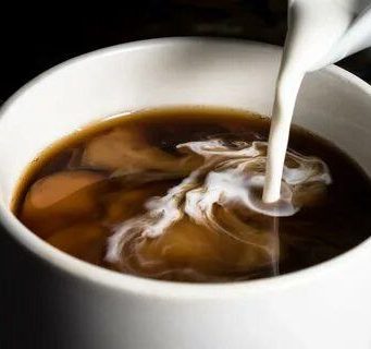 Врачи предупреждают: капля молока в кофе уничтожает все его полезные свойства