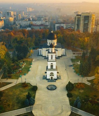 Осенняя кампания по озеленению Кишинёва набирает обороты