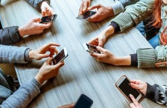 Исследование: молдаване проводят в Интернете больше времени, чем с семьёй