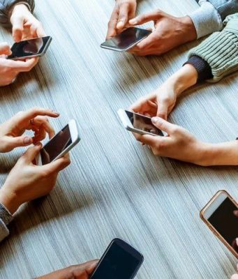 Исследование: молдаване проводят в Интернете больше времени, чем с семьёй