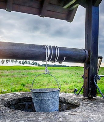 Эксперты: вода более чем в половине сельских колодцев Молдовы опасна для здоровья