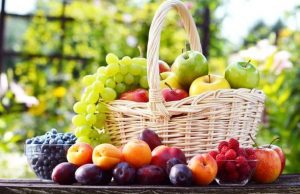 Экспорт молдавских абрикосов, винограда и слив значительно снизился Объем поставок абрикосов в Евросоюз сократился с 7 435 тонн в 2024 году до 1 147 тонн в 2025 году, сообщает ассоциации «Moldova Fruct». Также наблюдается значительное снижение экспорта винограда: 10 800 тонн в 2025 году против 18 900 тонн за тот же период прошлого года. Это объясняется не только плохими погодными условиями в Молдове, но и изменениями на европейском рынке. В этом году страны ЕС не нуждались в дополнительных поставках. Сократился также и экспорт слив — с 31 000 тонн в 2024 году до 23 800 тонн в 2025 году. Причиной этому стало истощение квот на беспошлинные поставки в ЕС в начале сентября, что привело к временному прекращению продаж. По данным Национального бюро статистики, за первые восемь месяцев 2025 года экспорт товаров из Молдовы сократился на 2,5%. Эксперты считают, что Молдова сможет улучшить торговые показатели, если будет активнее взаимодействовать с рынком СНГ. Это позволит диверсифицировать экспортные потоки и создать дополнительные возможности для местных производителей.