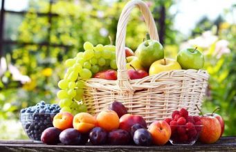 Экспорт молдавских абрикосов, винограда и слив значительно снизился Объем поставок абрикосов в Евросоюз сократился с 7 435 тонн в 2024 году до 1 147 тонн в 2025 году, сообщает ассоциации «Moldova Fruct». Также наблюдается значительное снижение экспорта винограда: 10 800 тонн в 2025 году против 18 900 тонн за тот же период прошлого года. Это объясняется не только плохими погодными условиями в Молдове, но и изменениями на европейском рынке. В этом году страны ЕС не нуждались в дополнительных поставках. Сократился также и экспорт слив — с 31 000 тонн в 2024 году до 23 800 тонн в 2025 году. Причиной этому стало истощение квот на беспошлинные поставки в ЕС в начале сентября, что привело к временному прекращению продаж. По данным Национального бюро статистики, за первые восемь месяцев 2025 года экспорт товаров из Молдовы сократился на 2,5%. Эксперты считают, что Молдова сможет улучшить торговые показатели, если будет активнее взаимодействовать с рынком СНГ. Это позволит диверсифицировать экспортные потоки и создать дополнительные возможности для местных производителей.