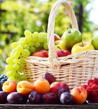 Экспорт молдавских абрикосов, винограда и слив значительно снизился Объем поставок абрикосов в Евросоюз сократился с 7 435 тонн в 2024 году до 1 147 тонн в 2025 году, сообщает ассоциации «Moldova Fruct». Также наблюдается значительное снижение экспорта винограда: 10 800 тонн в 2025 году против 18 900 тонн за тот же период прошлого года. Это объясняется не только плохими погодными условиями в Молдове, но и изменениями на европейском рынке. В этом году страны ЕС не нуждались в дополнительных поставках. Сократился также и экспорт слив — с 31 000 тонн в 2024 году до 23 800 тонн в 2025 году. Причиной этому стало истощение квот на беспошлинные поставки в ЕС в начале сентября, что привело к временному прекращению продаж. По данным Национального бюро статистики, за первые восемь месяцев 2025 года экспорт товаров из Молдовы сократился на 2,5%. Эксперты считают, что Молдова сможет улучшить торговые показатели, если будет активнее взаимодействовать с рынком СНГ. Это позволит диверсифицировать экспортные потоки и создать дополнительные возможности для местных производителей.