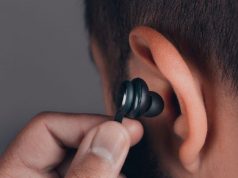 Врачи предупреждают о риске потери слуха при использовании одного наушника
