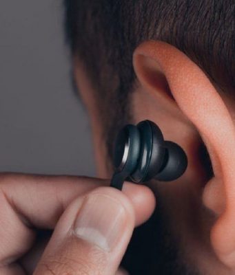 Врачи предупреждают о риске потери слуха при использовании одного наушника