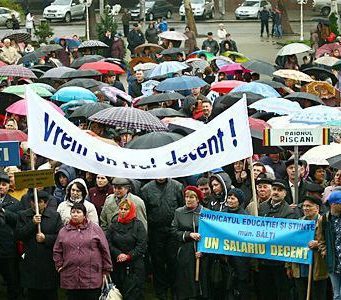 Молдавские учителя грозят протестами из-за низких зарплат