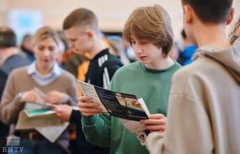 Абитуриенты платят за подачу документов и учебу — итоги приема в вузы