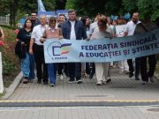 Учителя вышли на протест перед зданием правительства: «Хотим достойную зарплату»