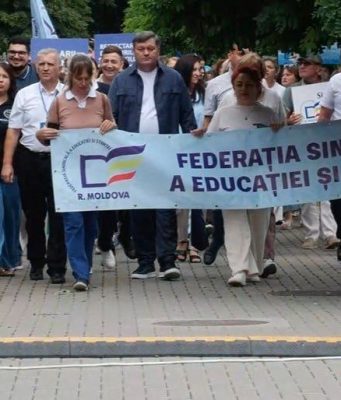 Учителя вышли на протест перед зданием правительства: «Хотим достойную зарплату»