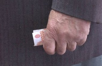 Выплаты пенсий и социальных пособий за сентябрь поступят на карты получателей уже 3-го числа.