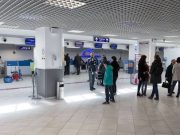 Реклама в аэропорту напомнила пассажирам об их тревогах перед поездкой