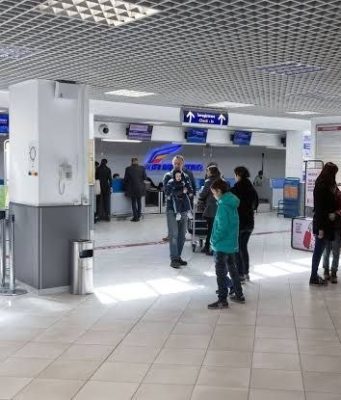 Реклама в аэропорту напомнила пассажирам об их тревогах перед поездкой