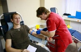 Семь медучреждений Молдовы и Национальный центр переливания крови получили оборудование для обработки плазмы