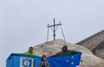 Восьмилетний Адам Анастасов поднялся на вершину Афона